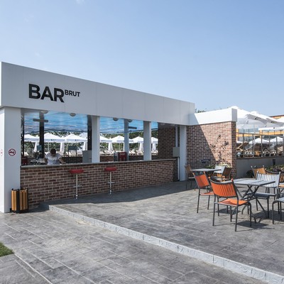 Отель "Beton Brut Resort" - Бар у бассейна