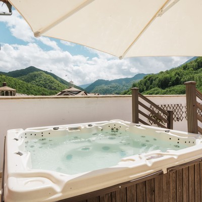 Кортъярд Марриотт Сочи Красная Поляна - Представительский люкс с джакузи и террасой