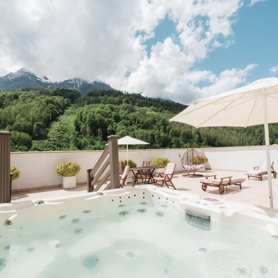 Кортъярд Марриотт Сочи Красная Поляна - Представительский люкс с джакузи и террасой