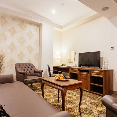Amra Park Hotel & Spa - Люкс 2-местный 2-комнатный (без балкона, с джакузи, вид на двор)