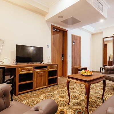 Amra Park Hotel & Spa - Люкс 2-местный 2-комнатный (без балкона, с джакузи, вид на двор)